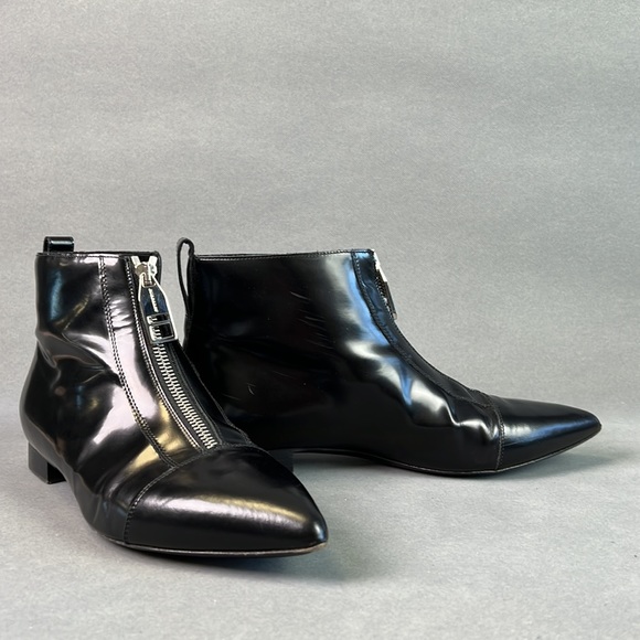 Burberry bootie. Front zipper. Black leather. Leather lining. Size 38.5. - Picture 5 of 14